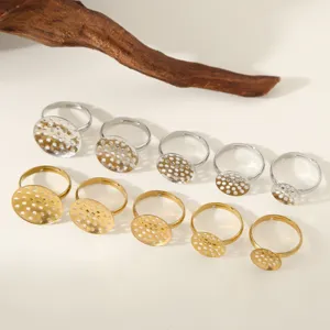 Nahaufnahme von Edelstahl Ringrohlingen mit gelochten flachen Tellern in Gold und Silber Tönen.