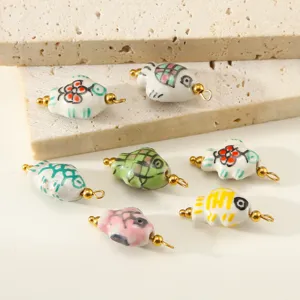 Dije de pez de cerámica hecho a mano con aros de acero, detalles de joyería DIY.