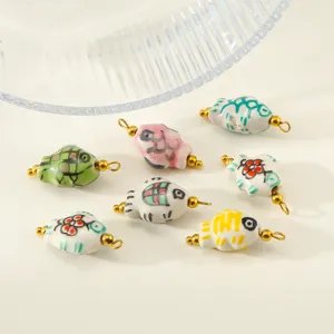 Colgantes de cerámica hechos a mano con forma de pez y anillas doradas para bisutería DIY.