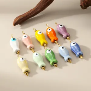 Detailansicht bunter Keramik Fisch Anhänger Perlen, ideal für DIY handgemachten Schmuck.