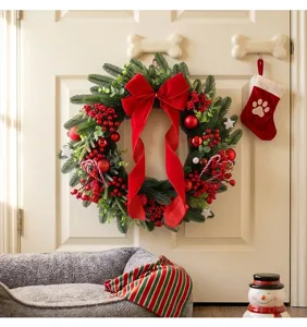 Couronne de noël avec grand ruban rouge aiguilles de pin baies déco porte de fête
