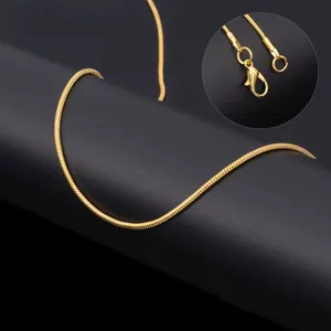 Detailweergave van de 1mm gouden slangenketting halsketting sluiting, minimalistisch mode sieraad.