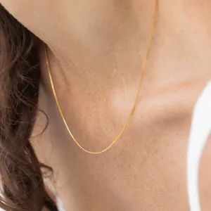 Close-up detail van een minimalistische 1mm slangenketting, perfect voor dagelijks gebruik.