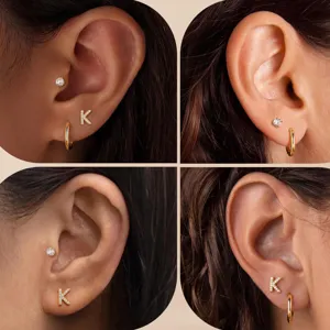 Gouden oorbellen set met strass steentjes, letter K oorknopjes en kleine ronde creolen voor dames.
