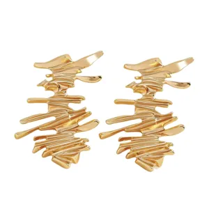 Orecchini in lega geometrica astratta dorata, gioielli di moda minimalisti ed eleganti.
