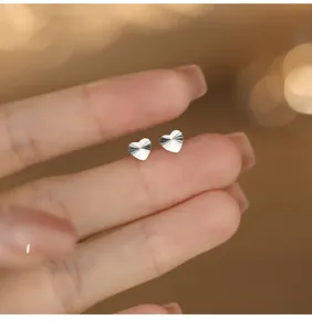 Minimalistische 999 zilveren gestructureerde hart oorknopjes voor dames, mini geometrische sieraden.