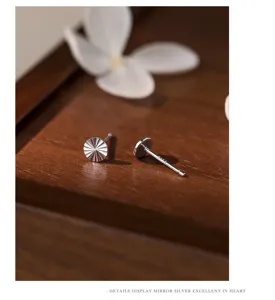 Gedetailleerd overzicht van 999 sterling zilveren geometrische ronde mini oorknopjes.