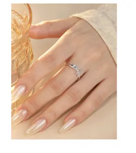 Detailansicht des eleganten S925 Silber Seestern Muschel Rings mit blauen Zirkonsteinen.