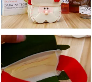 Gedetailleerd overzicht van vilten kerstcadeautas, schattig kerstmanontwerp voor feestelijke snoepjes.