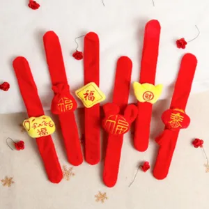 Bracelets slap rouges du Nouvel An avec adorables ornements en peluche, ensemble festif.