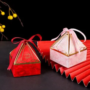Boîte cadeau pyramide en papier pour emballage de bonbons avec nœud ruban de mariage.