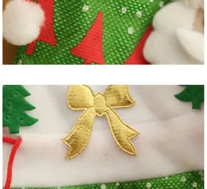Gedetailleerd overzicht van kerst stoffen cadeautas, feestelijk rood-groen ontwerp met gouden strik.