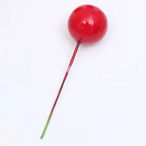 Detalle en primer plano del tallo de baya de espuma roja para decoracion de pasteles.