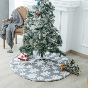 Jupe de sapin de Noel grise avec flocons blancs, decor de fete en peluche douce.