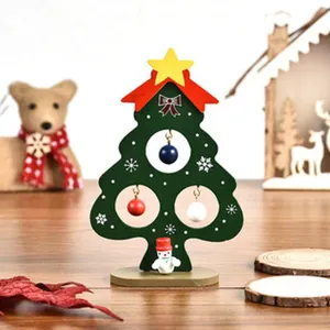 Hölzerner Weihnachtsbaum Tischdekoration mit bunten Kugeln und Schneemann Design für Feiertage.