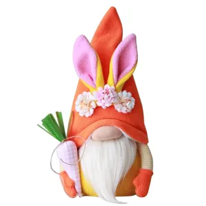 Süße Osterwichtel Plüschpuppe mit bunten Hasenohren und Karotte für schöne Frühlingsdeko.