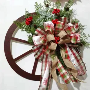 Weihnachtskranz Holzwagenrad mit Tannenzweigen roten Beeren und karierter Schleife Haustürdeko
