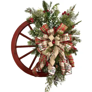 Weihnachten Holzwagenrad Kranz mit Tannenzweigen Beeren und kariertem Band fuer Haustuer Dekoration