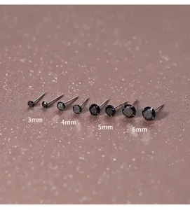 Minimalistische zwarte zirkonia oorknopjes met vier klauwen in diverse maten voor dames.