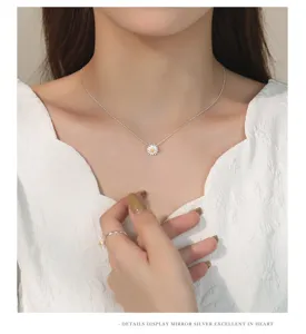 Nahaufnahme einer zarten Silber-Gänseblümchen-Anhänger-Halskette, eleganter Schmuck.