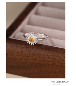 Nahaufnahme des Gänseblümchen-Rings mit filigranen silbernen Blütenblättern im Detail.