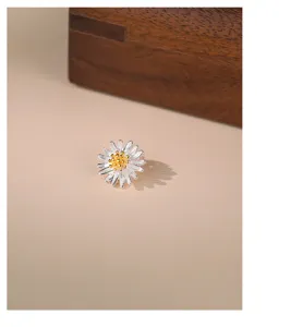 Detailaufnahme einer zauberhaften Gänseblümchen 999 Silber Ohrstecker mit goldenem Stempel.