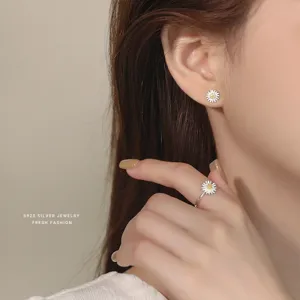 Kleine Gänseblümchen 925 Silber Ohrringe und passendes Ring Set, frischer Schmuck.