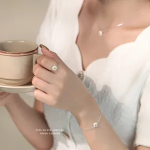Echtschmuck Set mit kleinen Margeriten aus Sterlingsilber, Ring, Armband und Kette.