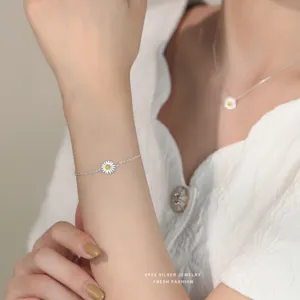Filigranes S925 Silber Gänseblümchen Armband und Halskette Set, frischer Schmuck für Frauen.