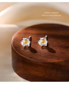 S999 Silber Kamelie Ohrringe mit goldenem Staubgefäß, minimalistischer Damenschmuck.