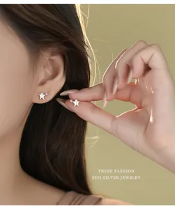 S925 zilveren schattige peperkoek man oorknopjes met roze kristal detail voor dagelijks.