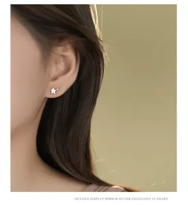 S925 zilver schattige peperkoekman oorknopjes detailweergave, speelse cartoon sieraden.