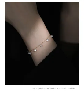 Délicat bracelet de chaîne en argent S925 avec pendentifs en zircon étincelants en détail.