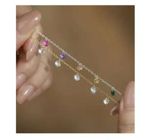 Vue détaillée du bracelet pompon en zircon coloré en argent sterling S925, bijoux.