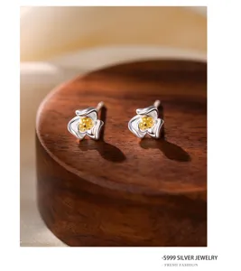 S999 Sterlingsilber Kamelie Ohrstecker Gold Mitte Elegante Minimalistische Schmuck