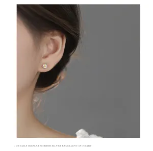 Detailaufnahme der reinen Silber Kamelie Blumen Ohrstecker, elegant und minimalistisch.