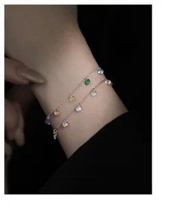 Bracelet double couche en zirconium multicolore délicat détail avec des pierres étincelantes.
