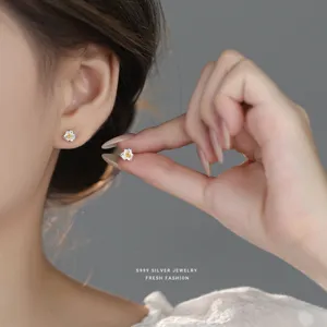S999 Silber Kamelie Ohrstecker, minimalistisches Blumendesign mit gelbem Kern, schicker Schmuck.