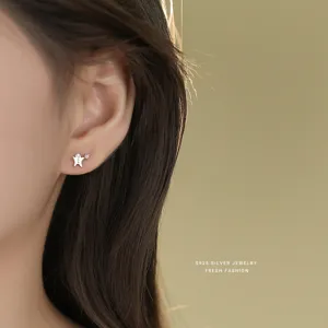 S925 zilver schattige peperkoek man oorknopjes voor vrouwen, minimalistische dagelijkse sieraden.