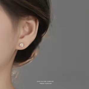 Atemberaubende S999 Silber Kamelien Blumen Ohrstecker, elegantes minimalistisches Design.