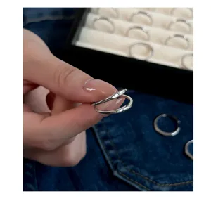 Detailopname van een S925 sterling zilveren letterring met delicate gegraveerde letters.