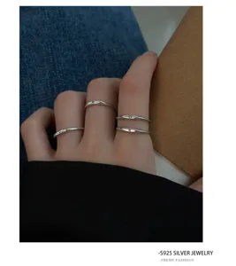 S925 Sterling Zilveren Initiaal Ring Minimalistische Open Ring Mode Detailopname
