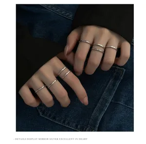 Minimalistische S925 zilveren letterringen met open bandjes en subtiele gegraveerde letters.