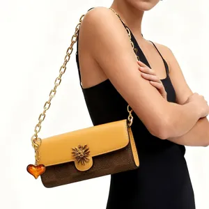 Elegante bolso de hombro con cadena dorada, cierre de sol y bonito colgante de corazón.