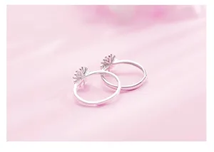 Anello aperto con fiore di margherita in argento regolabile gioiello donna.