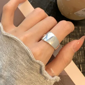 Minimalistische brede zilveren ring, veelzijdige dagelijkse sieraden voor dames, chic.