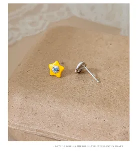 Gelbe Stern Ohrstecker mit blauem Zirkonia Detailaufnahme für modischen Schmuckstil.