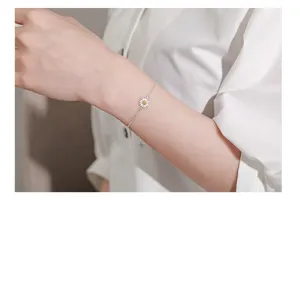 Bracciale con fiore di margherita in argento scatto di dettaglio gioielli in argento.