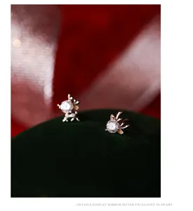 Orecchini a lobo da donna in argento S925 con zirconi e corna di cervo, design raffinato.