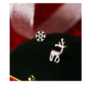 Orecchini asimmetrici fiocco di neve e cervo in argento sterling 925 stile invernale.